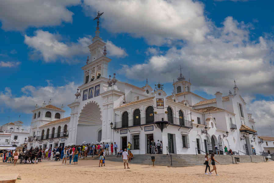 Huelva - El Rocío 06 - santuario de Nuestra Señora del Rocío.jpg